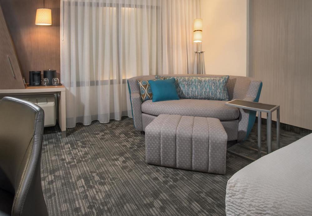 Courtyard By Marriott Waterloo Cedar Falls Exterior photo