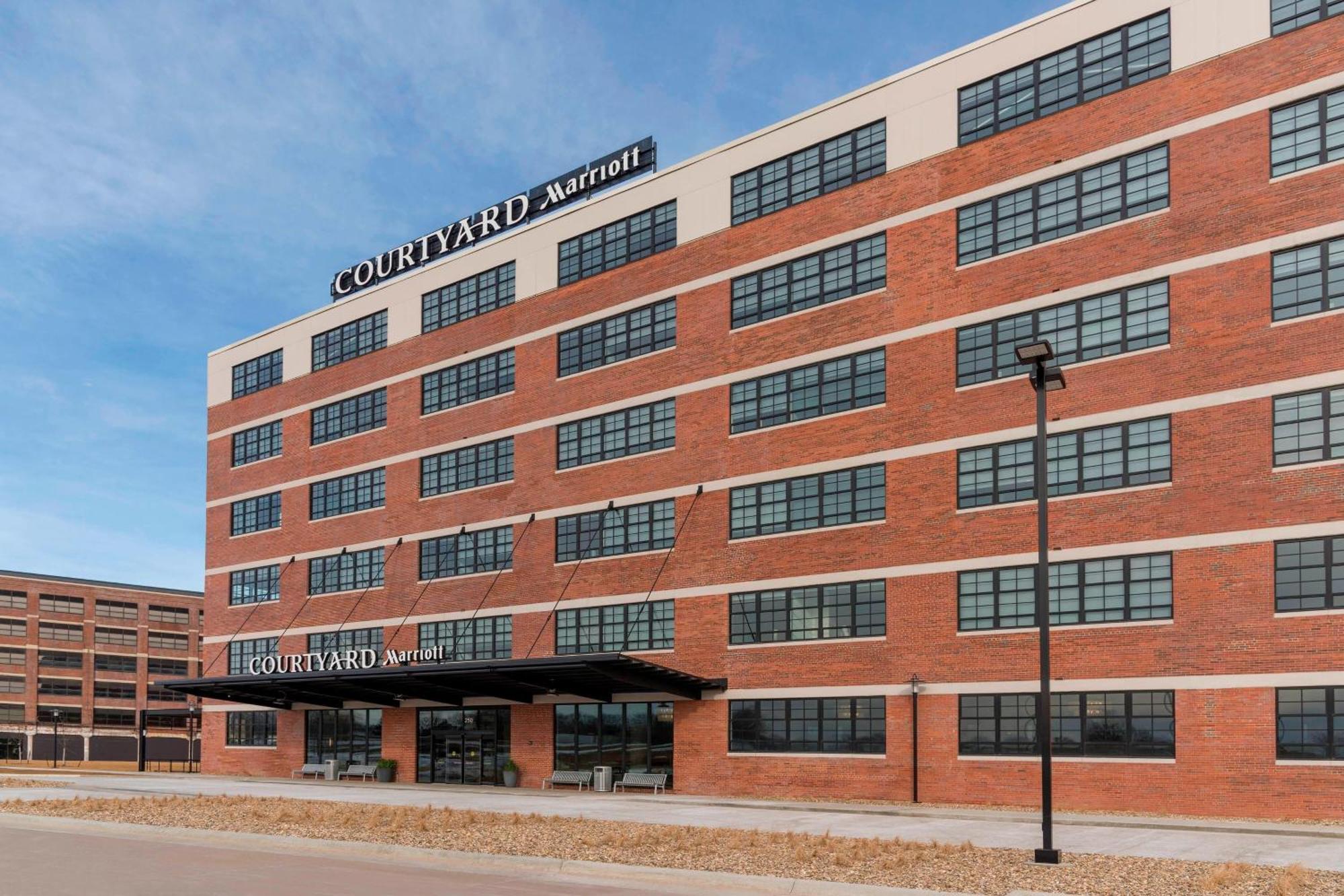 Courtyard By Marriott Waterloo Cedar Falls Exterior photo
